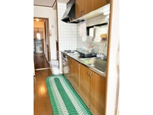 【神奈川県/横浜市南区永田東】横浜市南区永田東1丁目 中古一戸建て 壁に沿って配置されたI型のシステムキッチン。お掃除がしやすく、日々のメンテナンスも簡単です。