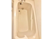 【神奈川県/横浜市南区永田東】横浜市南区永田東1丁目 中古一戸建て 追い焚き機能付き。窓が付いているので湿気のこもりやすい浴室も安心です。