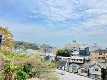 【神奈川県/横浜市南区永田東】横浜市南区永田東1丁目 中古一戸建て 南東側の庭は頭上に空が広がり明るい陽だまりを満喫できます