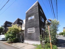 【神奈川県/藤沢市鵠沼松が岡】藤沢市鵠沼松が岡4丁目 中古一戸建て 外観：板張り(道南杉) ＋ モルタル下地ジョリパット仕上げの外壁。湘南エリアに溶け込む瀟洒な佇まい。