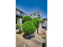 【神奈川県/藤沢市弥勒寺】藤沢市弥勒寺4丁目 中古一戸建て 門扉から玄関までの階段アプローチ。前面道路と高低差がある為外から見えにくくプライバシーが守られます!