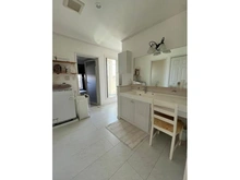 【東京都/稲城市向陽台】稲城市向陽台3丁目 中古一戸建て 広めのユーティリティスペース。ドレッサー付き洗面台は、朝の身支度を快適にサポートします。