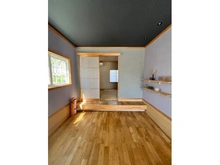 【東京都/稲城市向陽台】稲城市向陽台3丁目 中古一戸建て 和室へつながる小上がりを設置した多目的スペース。リビングともつながり幅広く活用できます。