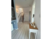 【東京都/稲城市向陽台】稲城市向陽台3丁目 中古一戸建て リビング・キッチン横に、階段下収納と使い勝手の良いシェルフを設けています。