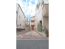 【神奈川県/横浜市港南区日野】横浜市港南区日野5丁目 中古一戸建て 車の駐車スペースとは別に自転車、バイクなども駐輪できます