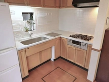 【東京都/杉並区高井戸東】杉並区高井戸東2丁目 中古一戸建て L字型キッチン。夫婦やお子様との二人での作業もしやすい空間です。