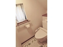 【東京都/杉並区高井戸東】杉並区高井戸東2丁目 中古一戸建て トイレの使用後、掃除の際に便利！外の新鮮な空気を取り込める小窓付き。