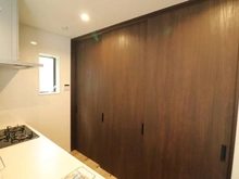 【東京都/中野区白鷺】中野区白鷺2丁目 中古一戸建て 扉付きのシステム収納。見せない収納で、空間を美しく保ちます