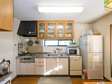 【東京都/世田谷区桜上水】世田谷区桜上水5丁目 中古一戸建て 約5.9帖のゆとりあるキッチン、バルコニーに出られる勝手口もございます。