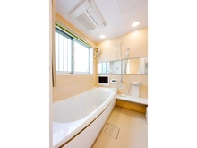 【東京都/世田谷区松原】世田谷区松原4丁目 中古一戸建て ３．３１ｍ２（約１坪）のテレビ付きのバスルーム　浴室乾燥機と窓があり、換気性能あり　丁寧にお使いです