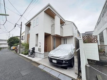【東京都/世田谷区代田】世田谷区代田6丁目 中古一戸建て 外観：2025年3月建築。第一種低層住居専用地域の閑静な住宅街。前面道路は交通量が少ない通りです。