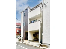 【東京都/墨田区墨田】墨田区墨田2丁目 中古一戸建て 木造３階建て、３ＬＤＫ＋Ｓ（約6.7帖 納戸）　雨や風から車を守る屋内車庫がございます