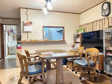 【神奈川県/横浜市戸塚区戸塚町】横浜市戸塚区戸塚町 中古一戸建て 約14.75帖のLDKです！キッチンの様子が見えるダイニングです！