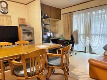 【神奈川県/横浜市戸塚区戸塚町】横浜市戸塚区戸塚町 中古一戸建て 家族団らんを楽しめる約14.75帖のゆとりあるリビングです！