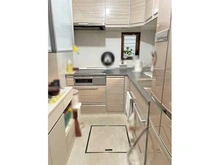 【神奈川県/横浜市戸塚区戸塚町】横浜市戸塚区戸塚町 中古一戸建て IHクッキングヒーターのキッチンです。キッチンからはリビングの様子が見れます！