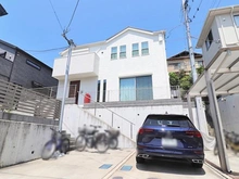 【神奈川県/横浜市戸塚区名瀬町】横浜市戸塚区名瀬町 中古一戸建て 外観：高台の閑静な住宅街に立地するカースペース付き３ＬＤＫ！前面に遮る建物等がないので眺望良好です！