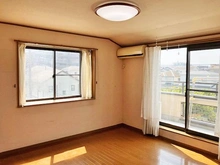 【埼玉県/新座市東北】新座市東北2丁目 中古一戸建て 収納力のあるストレージと採光に優れた出窓が開放的な空間を演出する7.98帖の洋室