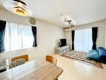 【埼玉県/和光市下新倉】和光市下新倉3丁目 中古一戸建て ワイドな窓からたっぷりの日差しが降り注ぐ広々なリビング