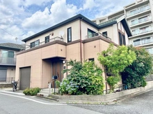 【東京都/練馬区田柄】練馬区田柄4丁目 中古一戸建て 外観：たっぷりの陽光に包まれる明るい住まい。周辺は閑静な住宅街です。