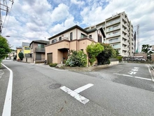 【東京都/練馬区田柄】練馬区田柄4丁目 中古一戸建て 前面道路は公道南６ｍ・西６ｍ、開放的な角地です。