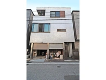 【東京都/足立区綾瀬】足立区綾瀬1丁目 中古一戸建て 外観：鉄骨造３階建て、１階に車庫と大型物置がございます　周辺にはスーパーが多数ありお買い物に便利な立地です