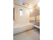 【埼玉県/さいたま市桜区田島】さいたま市桜区田島4丁目 中古一戸建て グレーの石目調が使用されていて高級感を感じさせます。