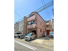 【神奈川県/川崎市川崎区浅田】川崎市川崎区浅田1丁目 中古一戸建て 外観：JR南武線・JR鶴見線「浜川崎」駅徒歩13分。ビルトガレージあり、1台駐車可能です。