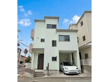 【神奈川県/横浜市鶴見区馬場】横浜市鶴見区馬場4丁目 中古一戸建て 外観写真【青空加工】全居室6帖以上＆全居室収納付き。サービスルーム（納戸）5.3帖。