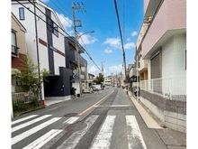 【神奈川県/横浜市鶴見区馬場】横浜市鶴見区馬場4丁目 中古一戸建て 現地含む前面道路【青空加工】スーパー、コンビニ、小学校へは平坦な道のりです。