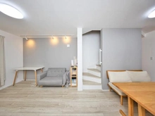 【東京都/杉並区高円寺南】杉並区高円寺南5丁目 中古一戸建て アクセントクロスがお洒落なリビング。