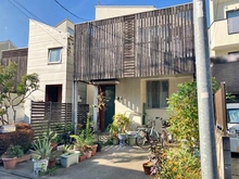 【東京都/中野区鷺宮】中野区鷺宮1丁目 中古一戸建て 木のバルコニーフェンスがお洒落な外観。目隠しにもなるので、プライバシーを守られる造りです。