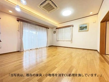 【東京都/荒川区東尾久】荒川区東尾久8丁目 中古一戸建て LDKは広々17.5帖。南向きウッドデッキに面しており、明るく開放的です（家具消し加工済み）
