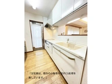 【東京都/荒川区東尾久】荒川区東尾久8丁目 中古一戸建て 対面式システムキッチンはウッドデッキへの勝手口付き。ビルトイン食洗機付き。（家具消し加工済み）
