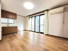 【東京都/墨田区立花】墨田区立花4丁目 中古一戸建て 南向きに窓があり明るいリビングルーム！