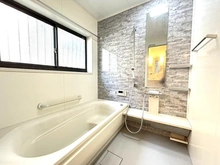 【東京都/墨田区立花】墨田区立花4丁目 中古一戸建て 窓付きで換気良好なバスルーム。浴室暖房乾燥機付きです。