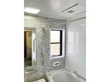 【千葉県/千葉市中央区登戸】千葉市中央区登戸5丁目 中古一戸建て 浴室乾燥機付き１坪サイズの2階浴室です。