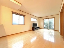 【東京都/東村山市本町】東村山市本町3丁目 中古一戸建て ソファなど大きな家具も配置しやすい17.25帖のワイドなリビング