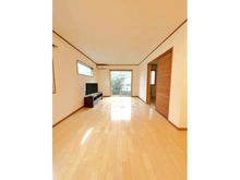 【東京都/東村山市本町】東村山市本町3丁目 中古一戸建て 自然と家族が集まりそうな優しい色合いのリビング