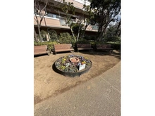 【千葉県/流山市東初石】ウッドパーク初石　A棟 花壇・ベンチ