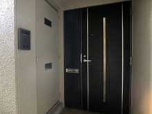 【兵庫県/芦屋市新浜町】ラ・ヴェール芦屋ＩＩＩ6号棟 玄関（2026年2月撮影）。共用廊下側から撮影。