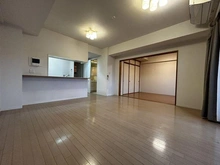 【東京都/八王子市東浅川町】ダイアパレス高尾ＩＩ LDK約12.1帖・南側洋室約6.0帖※備品は価格に含まれません。