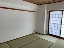 【兵庫県/西宮市樋之池町】苦楽園ヒルズ一号棟 【東側和室約6畳】南バルコニーに面した明るい空間♪大きな押入れ付きです
