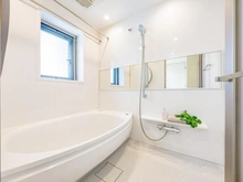 【東京都/江東区南砂】オーベル東陽町 浴室：窓付きの浴室のため大変明るく、換気もしやすいです。
浴槽もワイドボウル仕様です。
