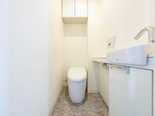 【東京都/江東区南砂】オーベル東陽町 トイレ：トイレ床には石目調のタイルを施し、収納・水栓も完備しています。