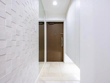 【東京都/江東区南砂】オーベル東陽町 玄関：におい、湿度に強いエコカラットと大きな姿見を設置しています。靴収納も大容量です。