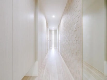 【東京都/江東区南砂】オーベル東陽町 廊下：右側壁面にエコカラットを設置しています。