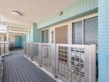 【東京都/江東区南砂】オーベル東陽町 ポーチ：ポーチ内にトランクルームがあるため、スノーボードやゴルフバッグを収納できます。