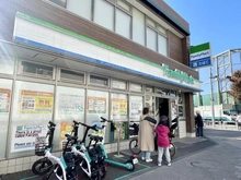 【東京都/港区南麻布】パークコート南麻布ヒルトップレジデンス ファミリーマート麻布運動場前店（現地より約160m）