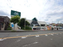 【神奈川県/藤沢市善行坂】クオス藤沢善行 FUJI善行店（現地より約220m）：無印良品、クリーニング、美容室等も併設しています。