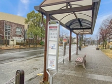 【東京都/稲城市長峰】長峰杜の三番街 1号棟 バス停「長峰小学校 」（現地より約20m）
